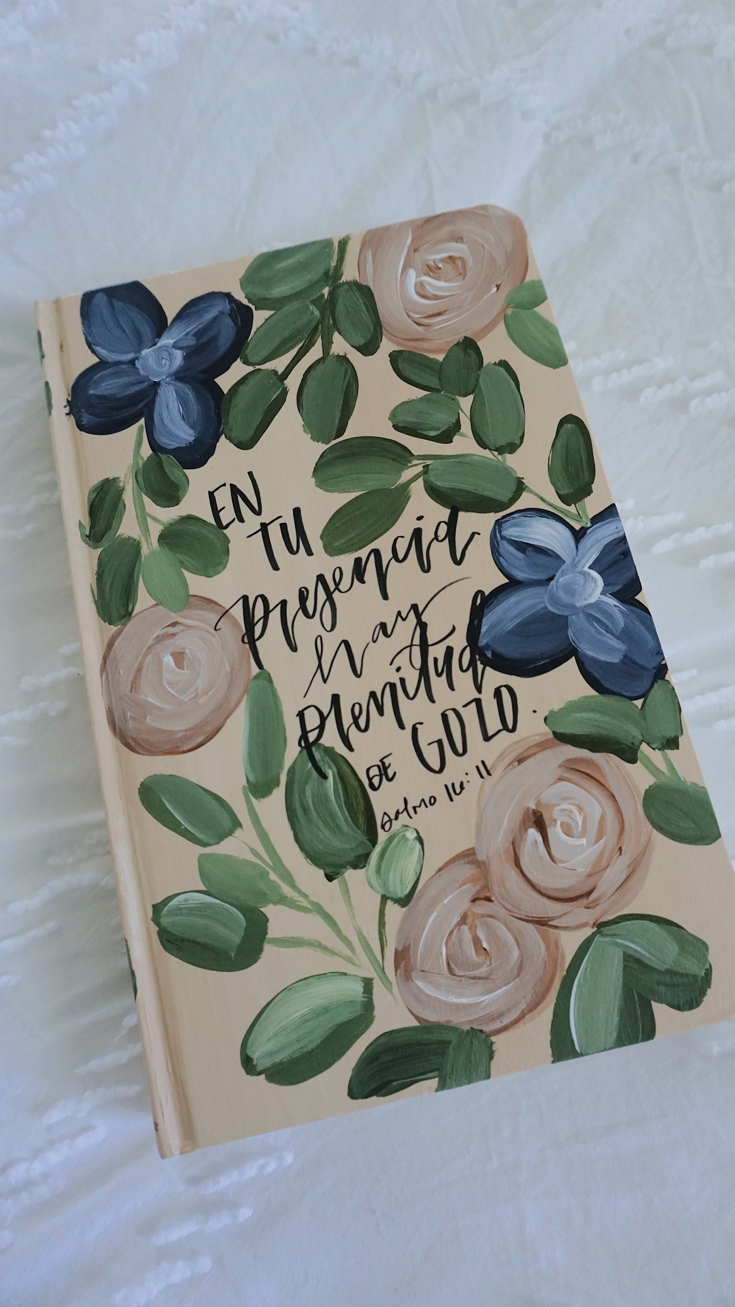 FINAL SALE AS IS - En Tu Presencia Hay Plenitud de Gozo (Salmo 16:11) - Hand Painted Spanish Bible - Large Print