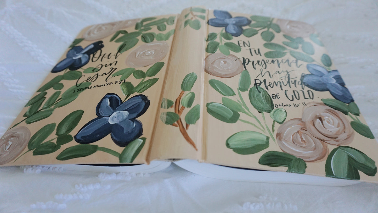 FINAL SALE AS IS - En Tu Presencia Hay Plenitud de Gozo (Salmo 16:11) - Hand Painted Spanish Bible - Large Print
