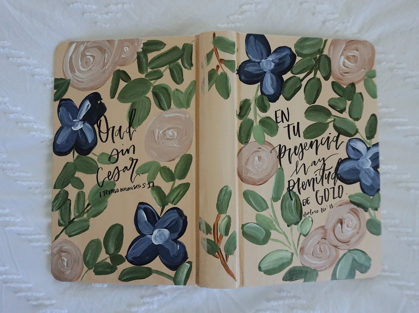 FINAL SALE AS IS - En Tu Presencia Hay Plenitud de Gozo (Salmo 16:11) - Hand Painted Spanish Bible - Large Print