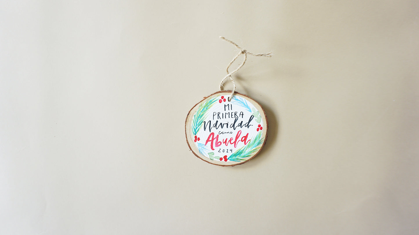 Mi Primera Navidad como Abuela 2024 - Round Wood Christmas Ornament