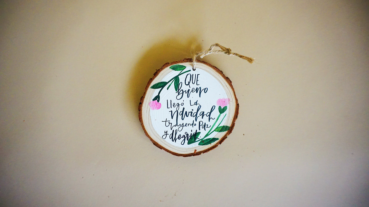 Que bueno llegó la Navidad, trayendo paz y alegría - Round Wood Christmas Ornament