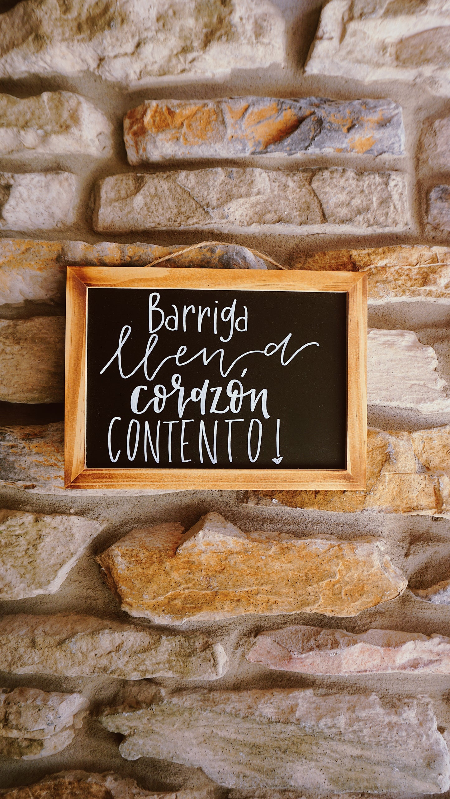 Barriga Llena Corazón Contento - Hanging Chalkboard Sign