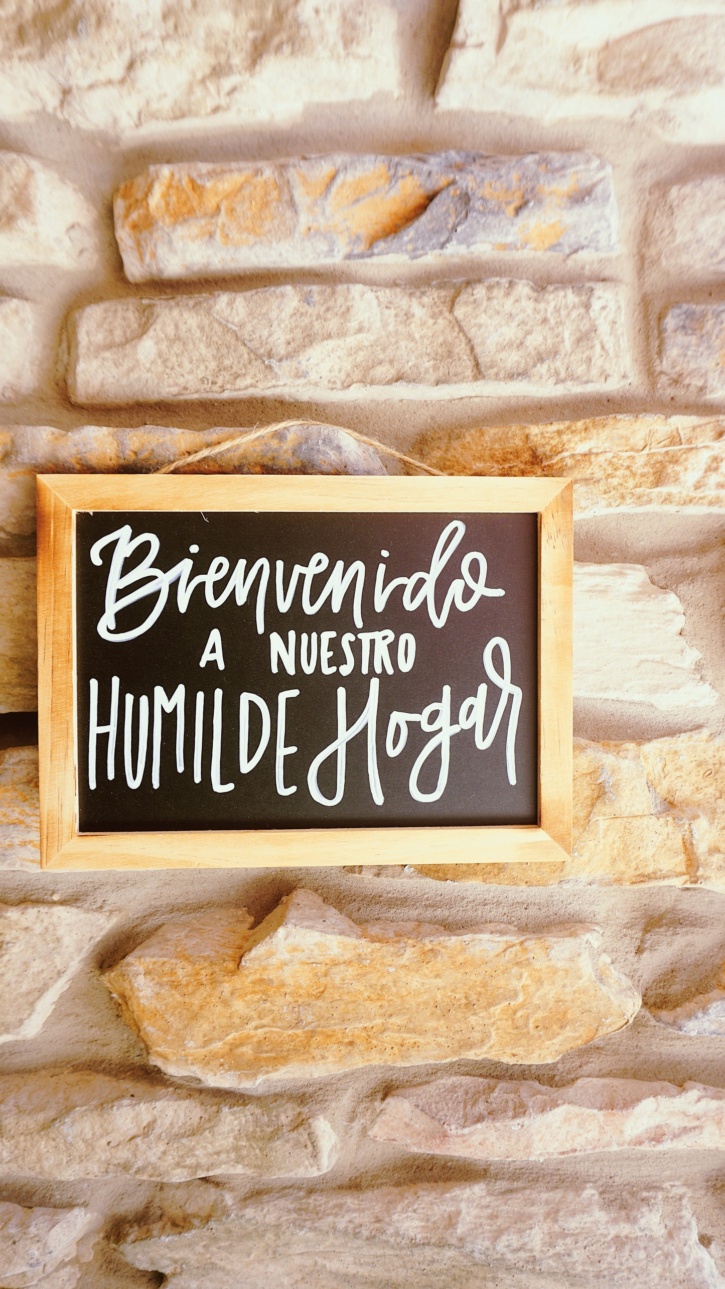 Bienvenido a Nuestro Humilde Hogar - Hanging Chalkboard Sign