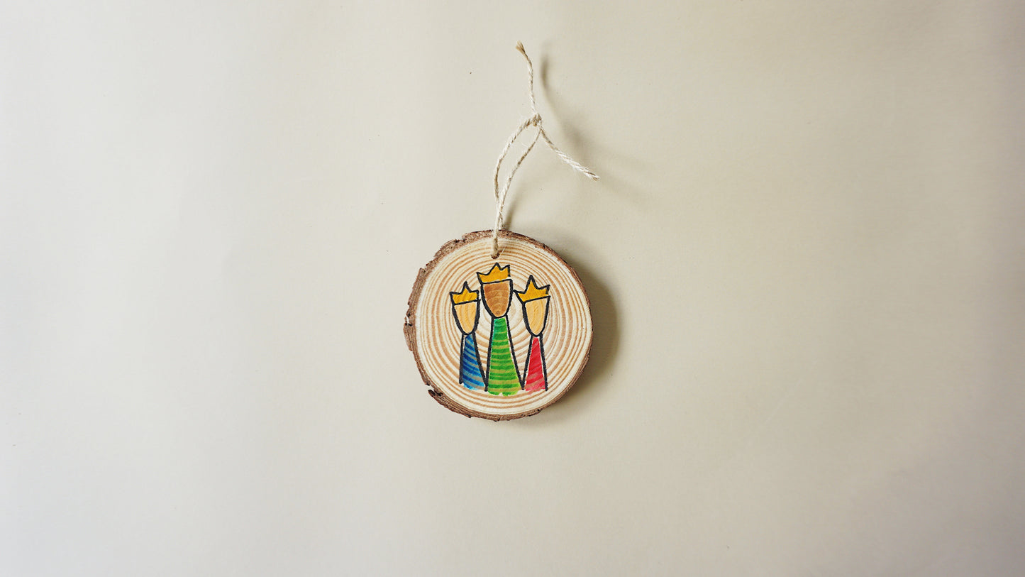 Reyes en fondo de Madera - Round Wood Christmas Ornament