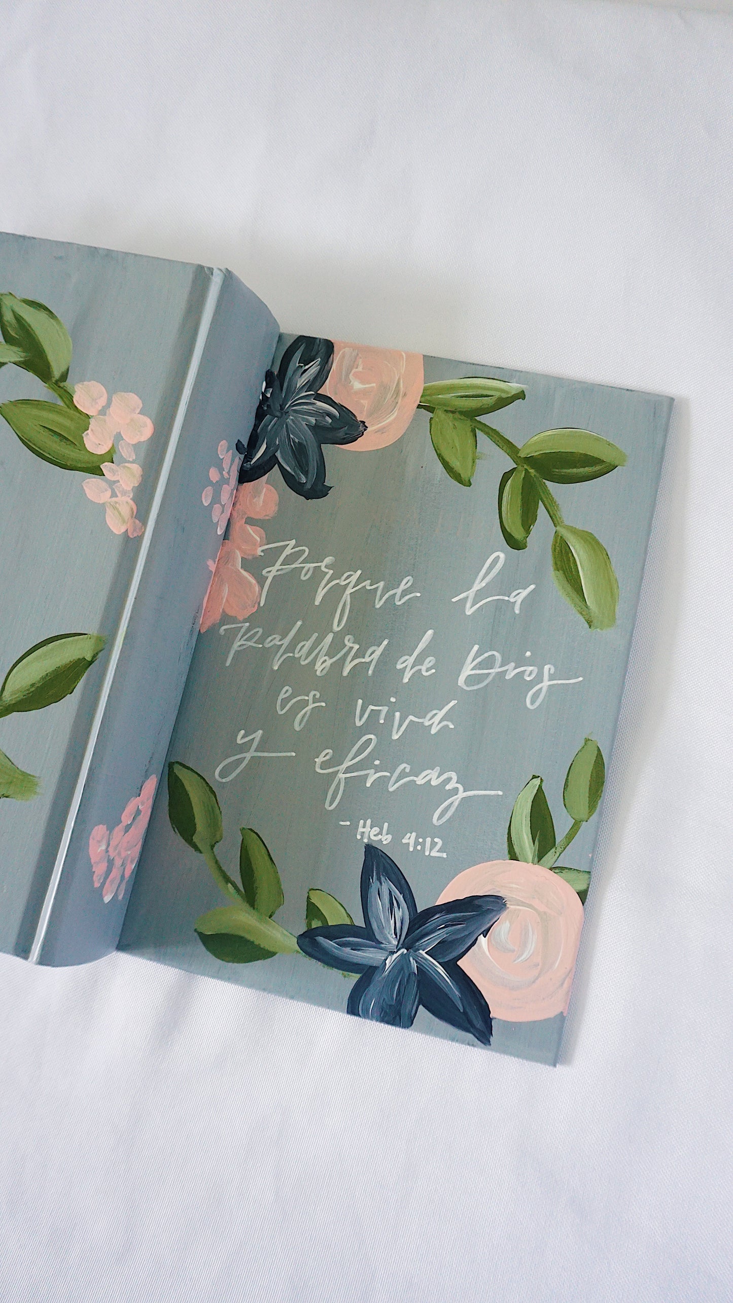 Porque la Palabra de Dios es Vida y Eficaz (Hebreos 4:12) - Hand Painted Spanish Bible