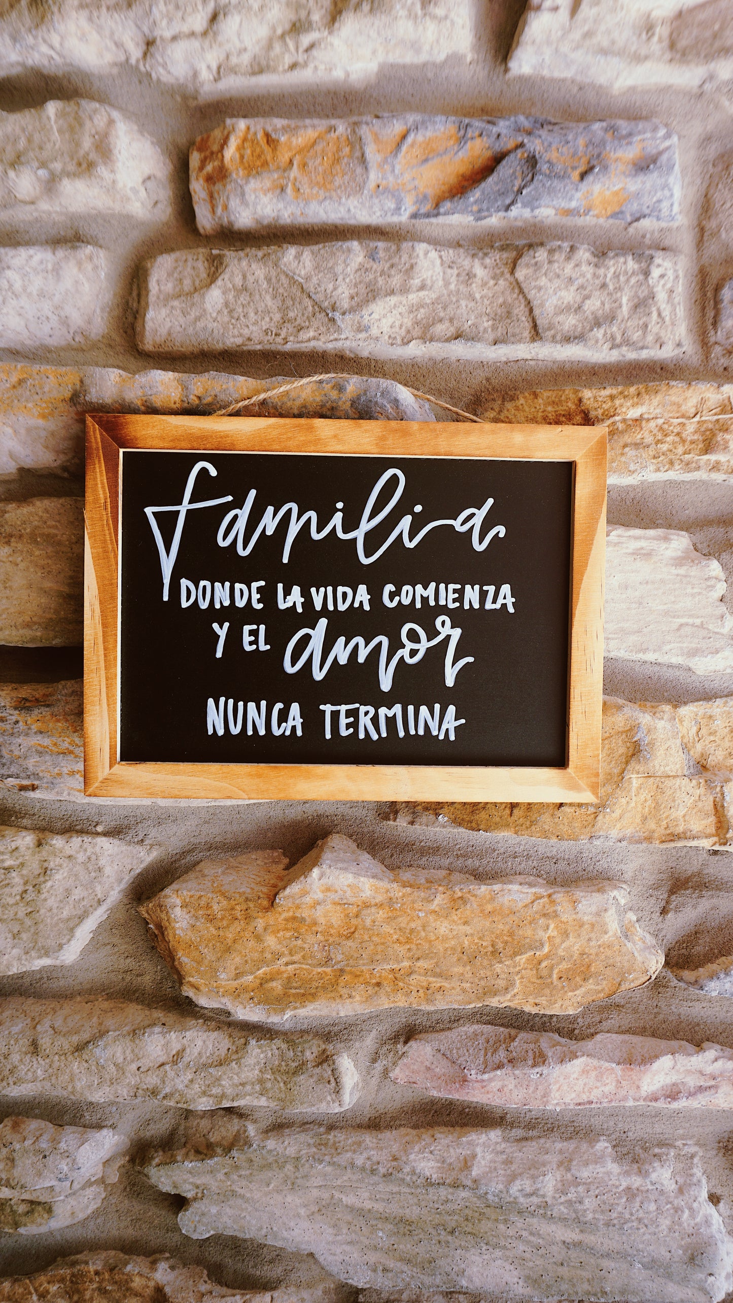 Familia, donde la vida comienza y el amor nunca termina - Hanging Chalkboard Sign