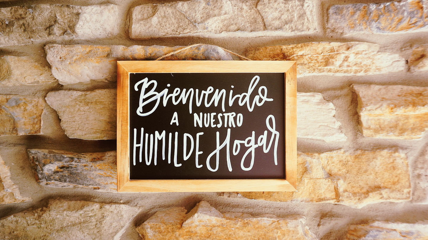 Bienvenido a Nuestro Humilde Hogar - Hanging Chalkboard Sign