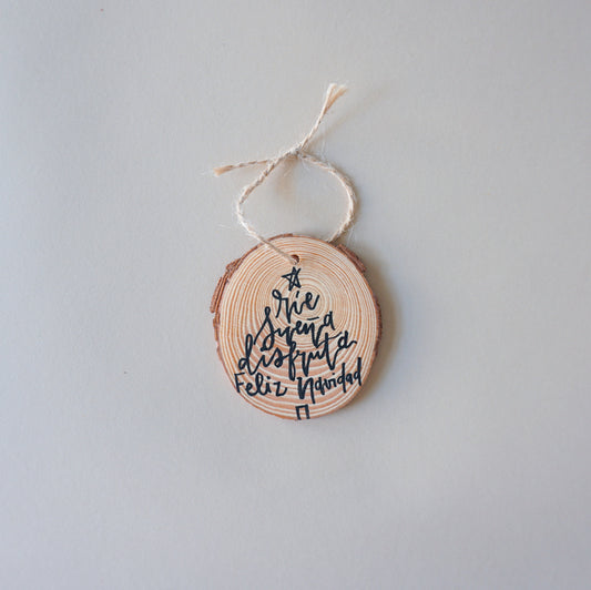 Rie, sueña, disfruta, Feliz Navidad - Round Wood Christmas Ornament