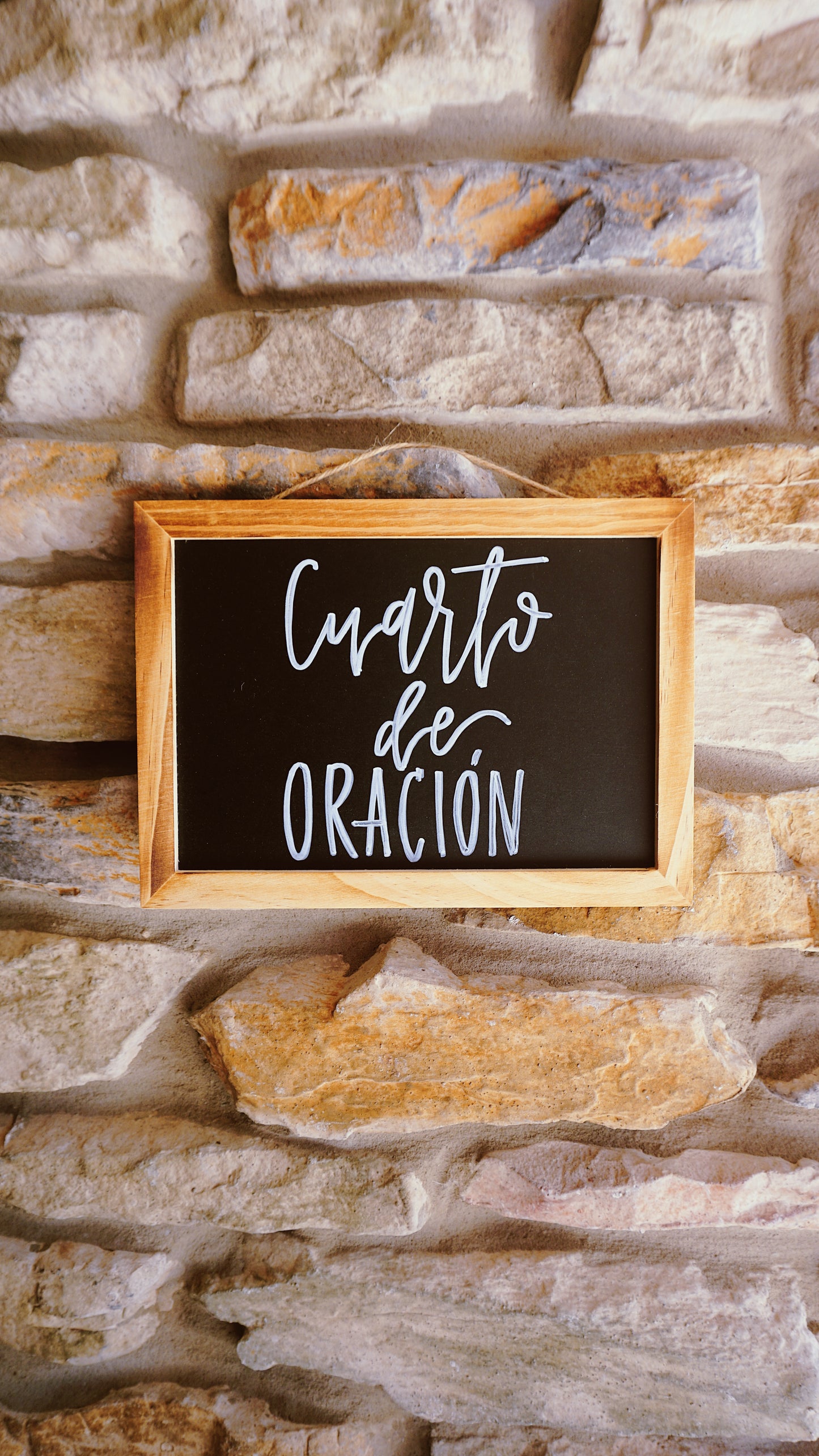 Cuarto de Oración - Handing Chalkboard Sign