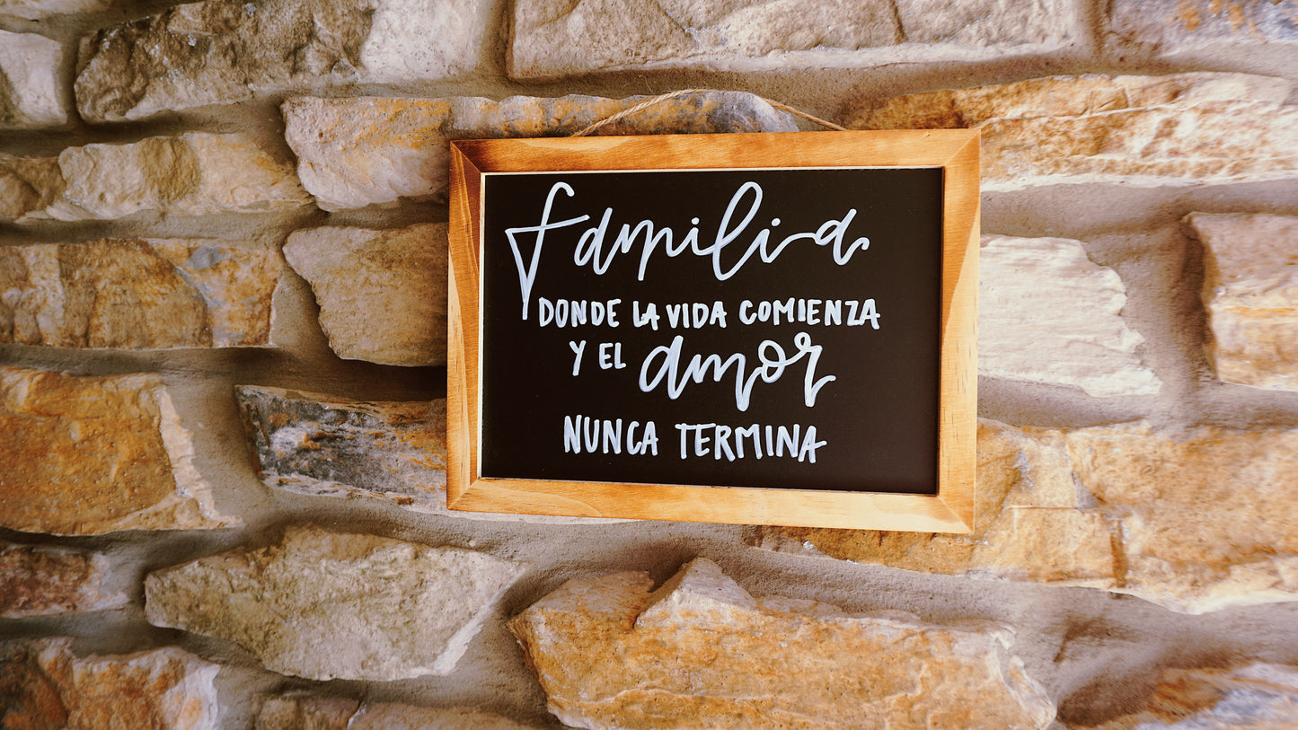 Familia, donde la vida comienza y el amor nunca termina - Hanging Chalkboard Sign