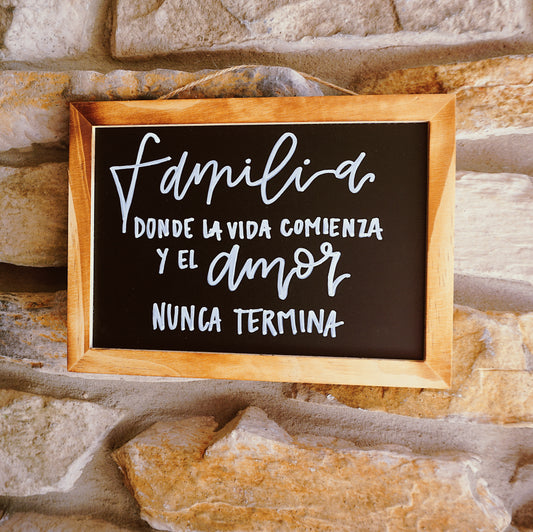 Familia, donde la vida comienza y el amor nunca termina - Hanging Chalkboard Sign