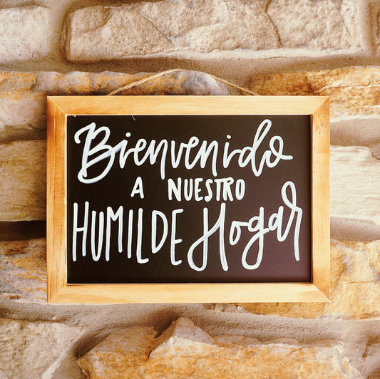 Bienvenido a Nuestro Humilde Hogar - Hanging Chalkboard Sign