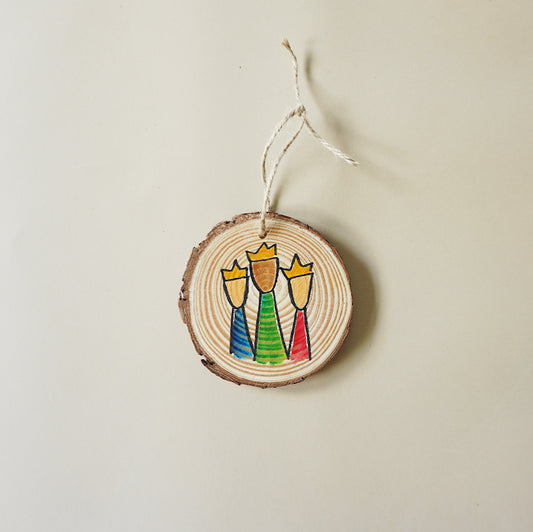 Reyes en fondo de Madera - Round Wood Christmas Ornament