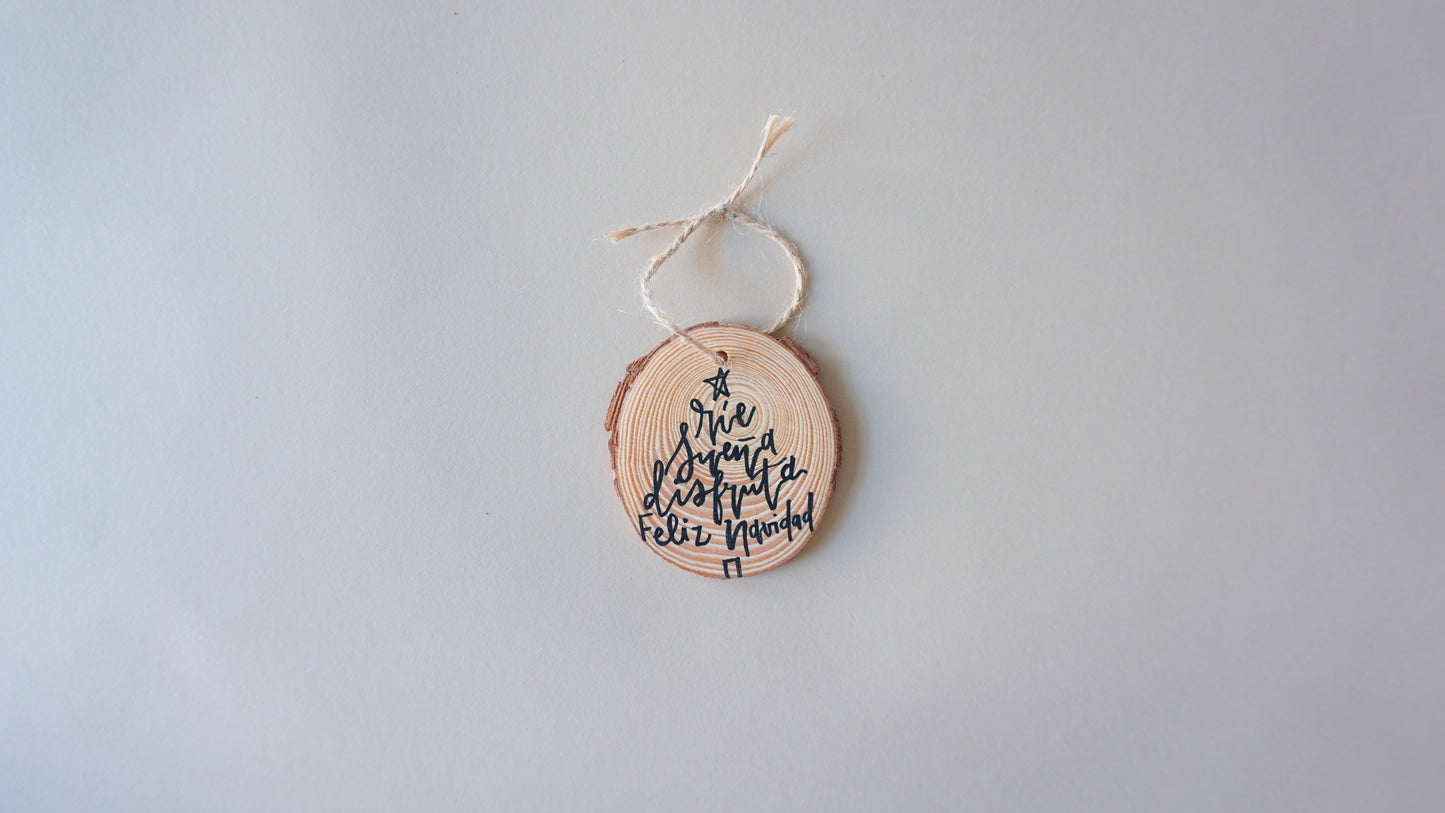 Rie, sueña, disfruta, Feliz Navidad - Round Wood Christmas Ornament